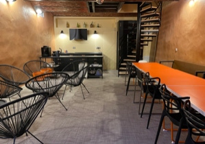 SALLE À MANGER, GRANDE TABLES, BANCS, CHAISES, CHAISES HAUTES, SYSTEME SONO ET LUMIÈRES.