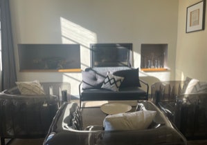 SALON AVEC INSERT, BIBLIOTHEQUE, JEUX, CARTES, GUIDES