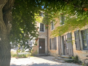 SALON  EXTERIEUR, TRANSATS, CABENE DANS L'ARBRE, AIRE DE JEUX, TRAMPOLINE, TABLES, CHAISES, PERGOLA.