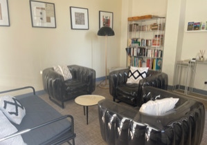 SALON AVEC INSERT, BIBLIOTHEQUE, JEUX, CARTES, GUIDES