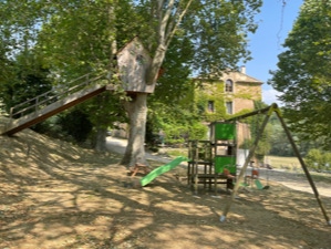 SALON  EXTERIEUR, TRANSATS, CABENE DANS L'ARBRE, AIRE DE JEUX, TRAMPOLINE, TABLES, CHAISES, PERGOLA.