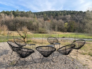 SALON  EXTERIEUR, TRANSATS, CABENE DANS L'ARBRE, AIRE DE JEUX, TRAMPOLINE, TABLES, CHAISES, PERGOLA.