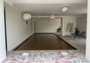 PISCINE INTERIEURE (8,3X 3,3) CHAUFFÉE SECURISÉE,FOND RELEVABLE, VELO DE PISCINE, DOUCHE, WC