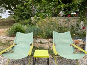 SALON  EXTERIEUR, TRANSATS, CABENE DANS L'ARBRE, AIRE DE JEUX, TRAMPOLINE, TABLES, CHAISES, PERGOLA.