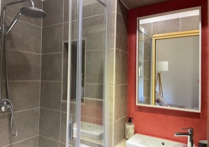 SALLE DE BAIN 2EME ETAGE, DOUCHE, LAVE MAIN WC.