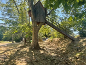 SALON  EXTERIEUR, TRANSATS, CABENE DANS L'ARBRE, AIRE DE JEUX, TRAMPOLINE, TABLES, CHAISES, PERGOLA.